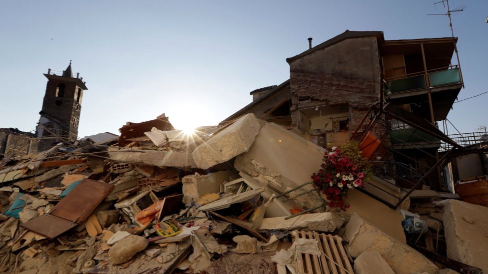 Italy earthquake: State funeral for 37 victims in Amatrice - BBC News