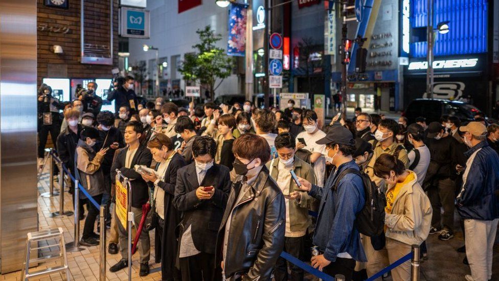 Люди выстраиваются в очередь, чтобы купить новый роман Харуки Мураками «Город и его ненадежные стены»