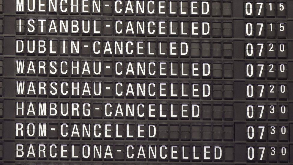 Табло рейсов в терминале внутри аэропорта Франкфурта показывает все рейсы, отмененные из-за транспортной забастовки