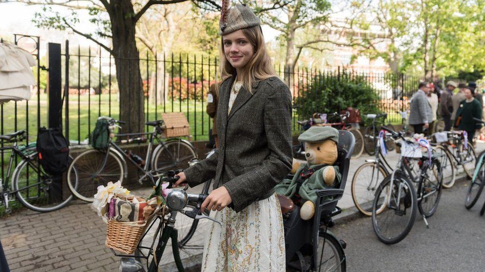 LONDON, UNITED KINGDOM - APRIL 29: A cyclist wearing vintage dress and accessories arrives in Clerkenwell to take part in The Tweed Run in London, United Kingdom on April 29, 2023. The annual cycle ride passing through London's iconic landmarks attracts hundreds of participants wearing retro style traditional British cycling attire, particularly tweed garments. (Photo by Wiktor Szymanowicz/Anadolu Agency via Getty Images)