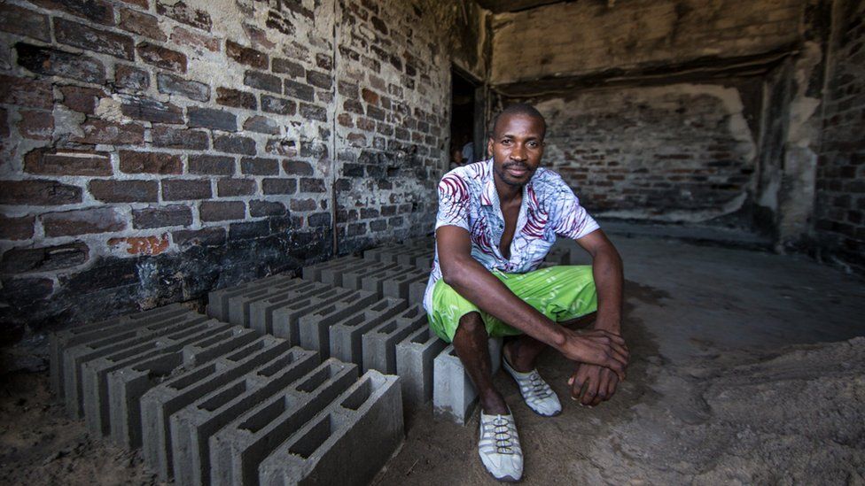 In pictures: The squatters of Mozambique's Grande Hotel - BBC News