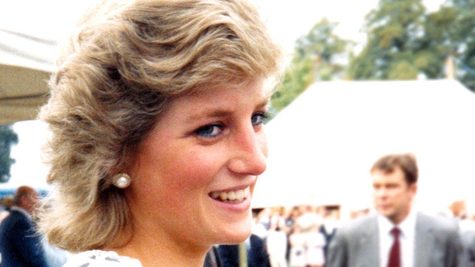 Ruthin exhibition marks 20th anniversary of Diana's death - BBC News