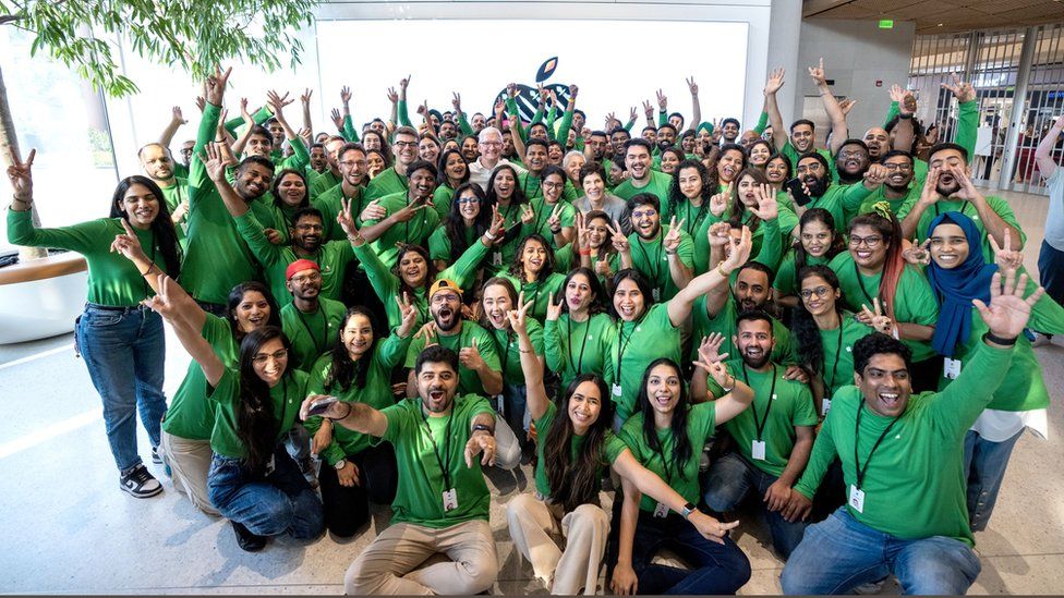 Tim Cook with employees of the Apple Store