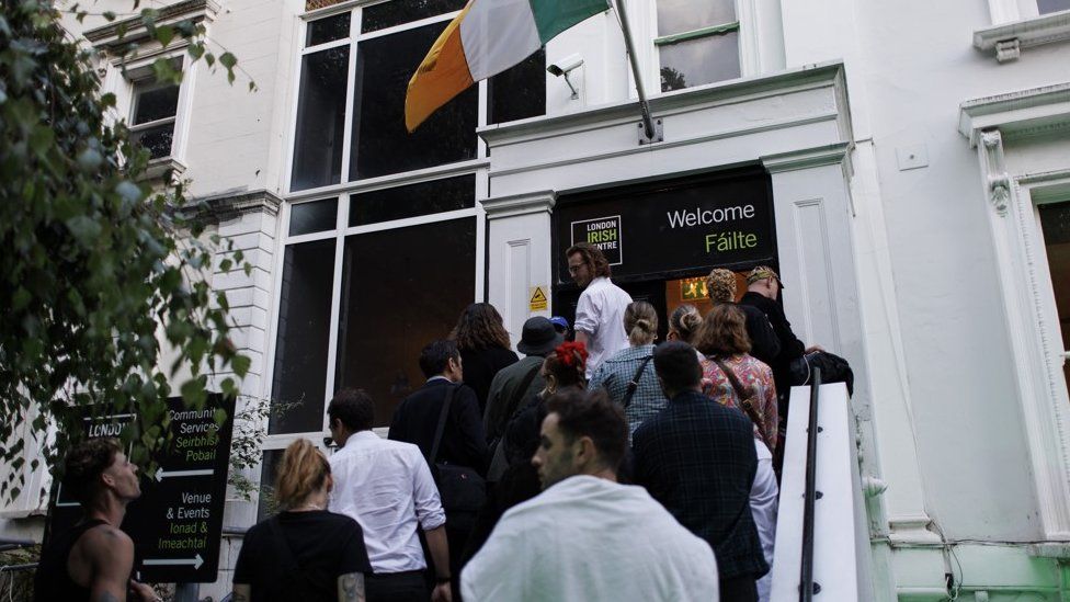 Лондонский ирландский центр загорелся зеленым светом, когда фанаты пришли на бдение внутри