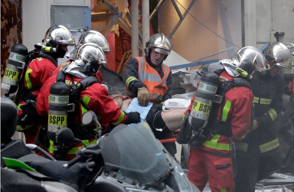 In pictures: Firefighters rush to Paris bakery blaze - BBC News