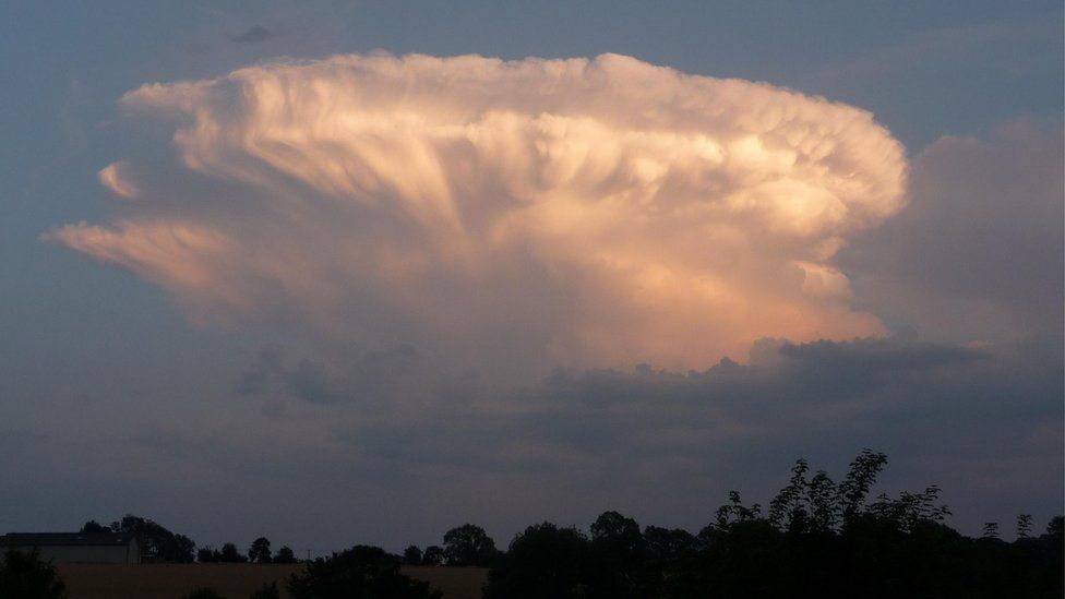 Storm clouds seen over England - BBC Weather