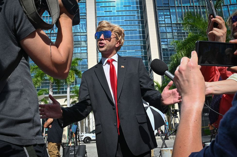 Выдающий себя за Трампа беседует со СМИ у здания суда США Уилки Д. Фергюсона-младшего перед предъявлением обвинения бывшему президенту Дональду Трампу в Майами, Флорида, 13 июня 2023 г.