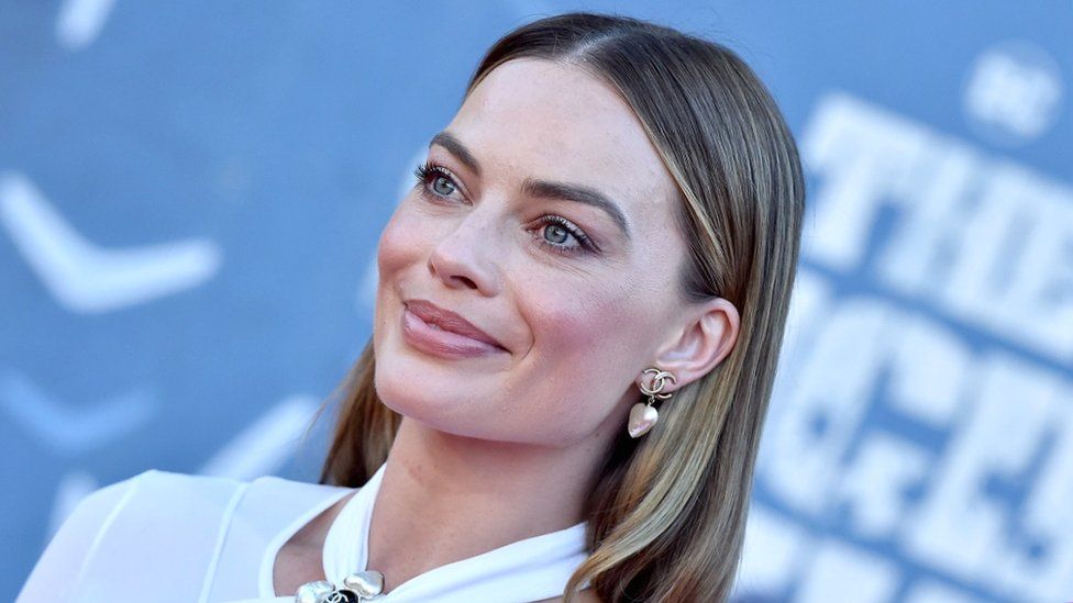 Margot Robbie smiling at a film premier