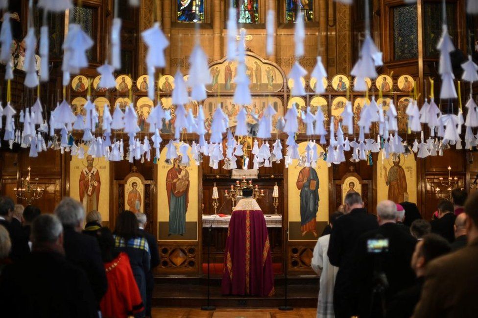El obispo de la Iglesia Católica Ucraniana de Londres, Kenneth Nowakowski (c), dirige la oración ecuménica en la Catedral Católica Ucraniana de Londres, el 24 de febrero de 2023,
