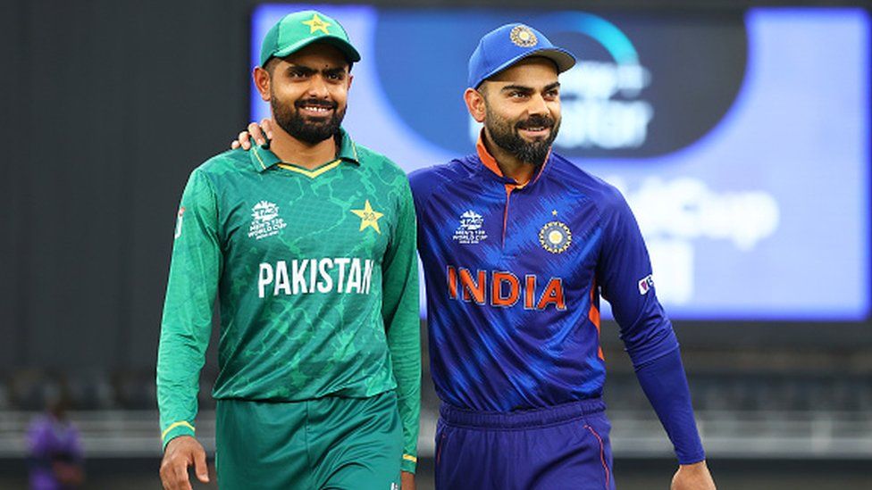 Бабар Азам из Пакистана и Вират Кохли из Индии общаются перед матчем мужского чемпионата мира по футболу ICC T20 между Индией и Пакистаном на Международном стадионе Дубая 24 октября 2021 года в Дубае, Объединенные Арабские Эмираты