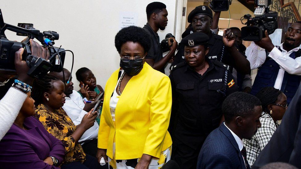 Министр по делам Карамоджи Уганды Мэри Горетти Китуту, 61 год, прибывает в антикоррупционный суд, где ей было предъявлено обвинение в коррупции и заговоре с целью совершения уголовного преступления