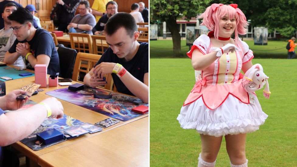 Evento competitivo de juegos de cartas y una chica con vestido rosa en cosplay