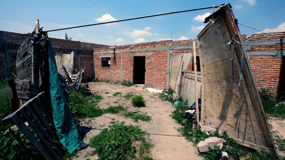 Вид снаружи на ферму, где пятеро пропавших молодых людей предположительно были подвергнуты пыткам и убиты в Лагос-де-Морено, штат Халиско, Мексика, сделано 30 августа 2023 г.