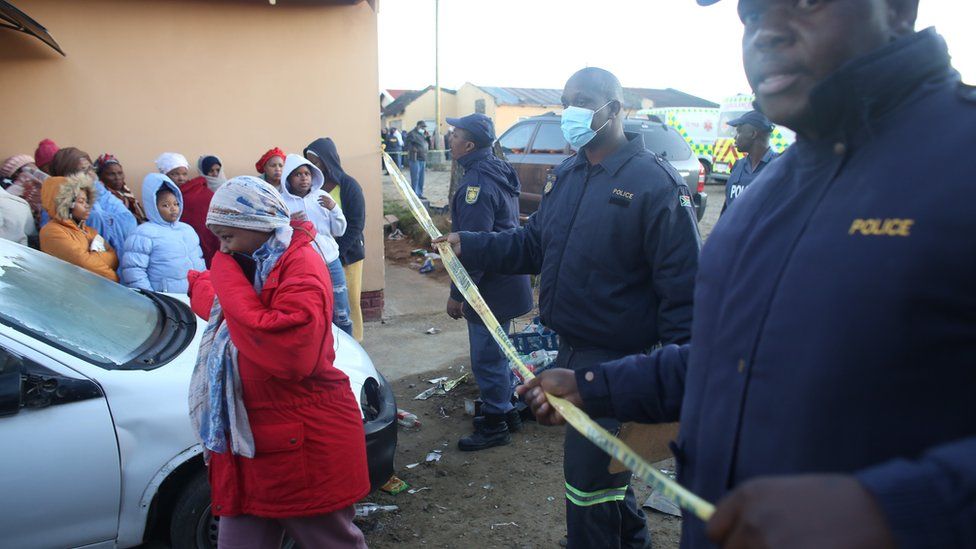 Полиция на месте происшествия в таверне Enyobeni
