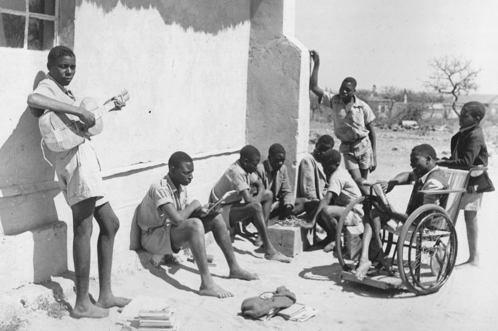 Студенты у миссии Кирена в Зимбабве – архивный снимок