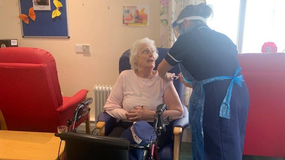 Sally Murray receiving the vaccination