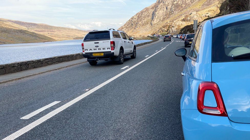 Cars parked on the side of the A5 at Llyn Ogwen