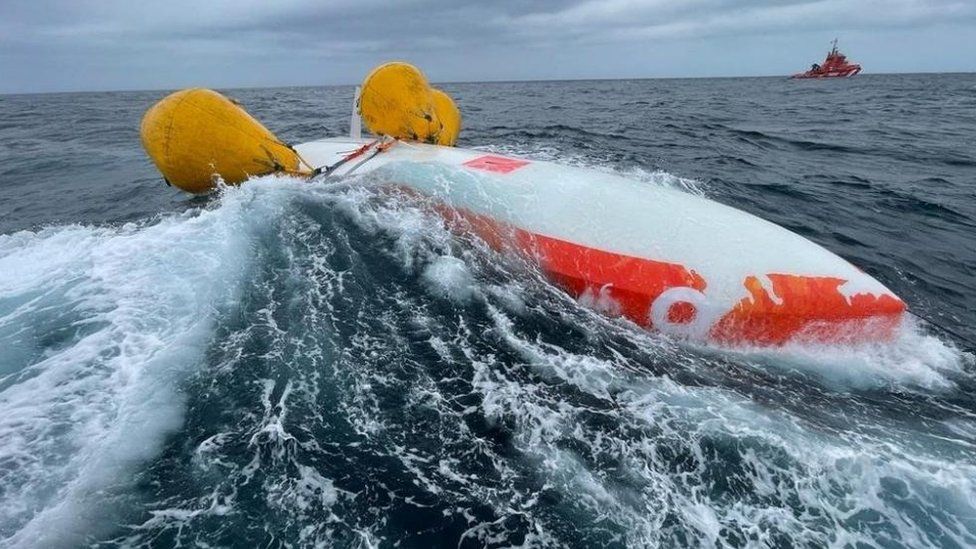 Перевернутая лодка во время операции по спасению французского моряка испанской командой из Сальваменто-Маритимо после 16 часов в море у берегов