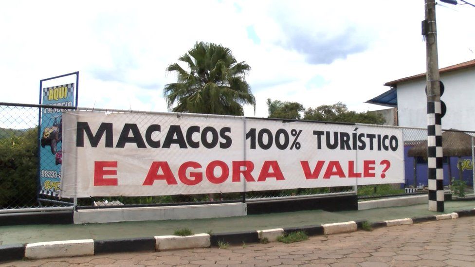 A sign in Macacos