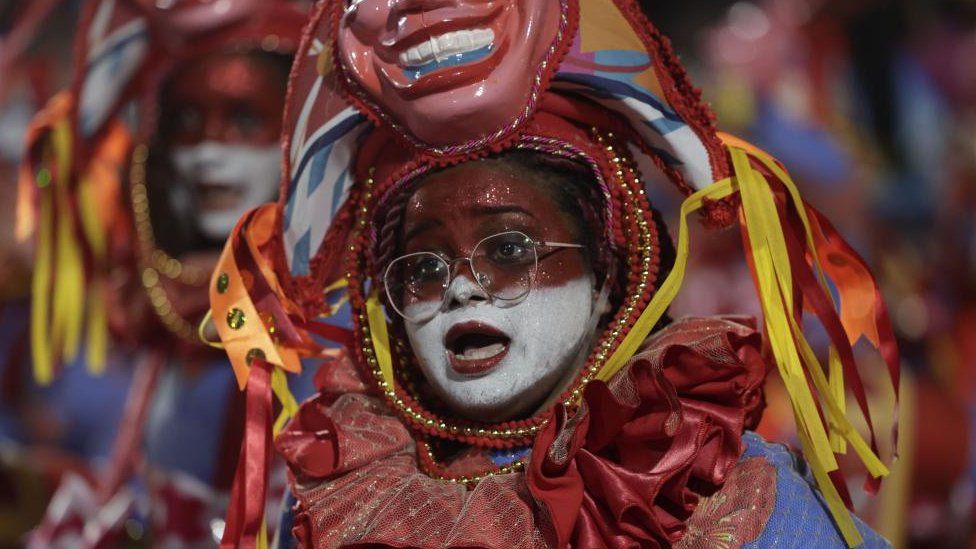 Член школы самбы Imperatriz Leopoldinense выступает во время парада на Avenida Marques de Sapucai на самбадроме во время карнавала в Рио-де-Жанейро, Рио-де-Жанейро, Бразилия, 20 февраля 2023 г.