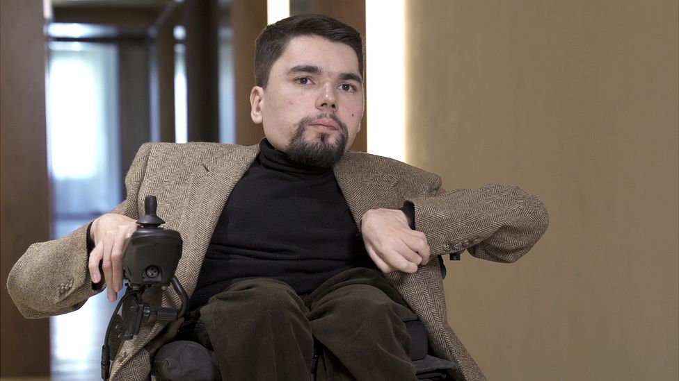 Russia's anti-Kremlin troll StalinGulag finally breaks cover - BBC News