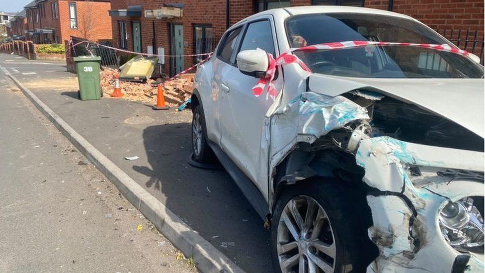 Two Tunbridge Wells houses 'severely damaged' after bus crash BBC News