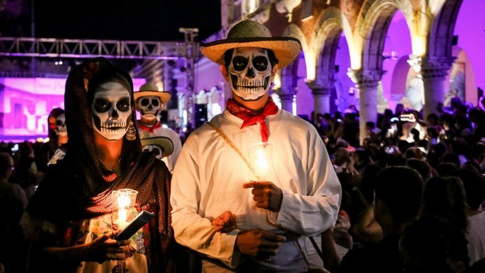 Пара в костюмах Анимас на представлении в Мериде, Юкатан, 31 октября