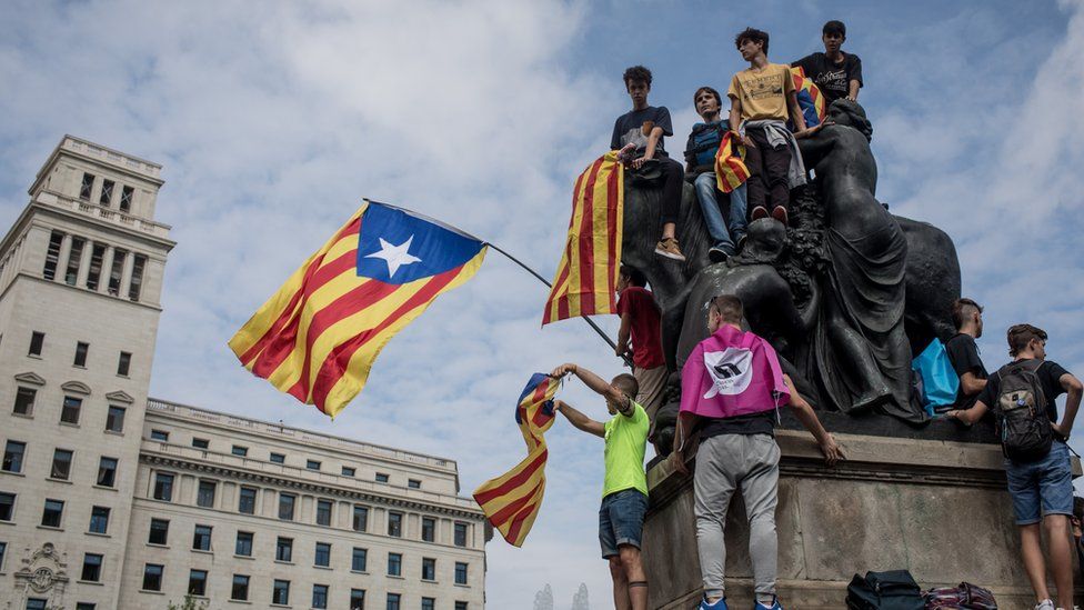 Image shows supporters of Catalan independence gathering in Barcelona on 2 October