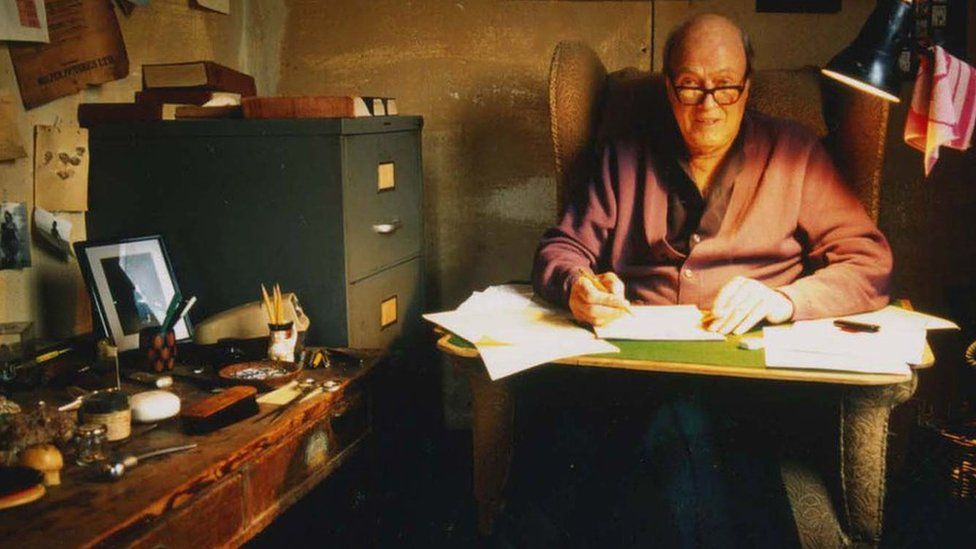 Roald Dahl Day: Seven fantastic facts about the author - BBC Newsround