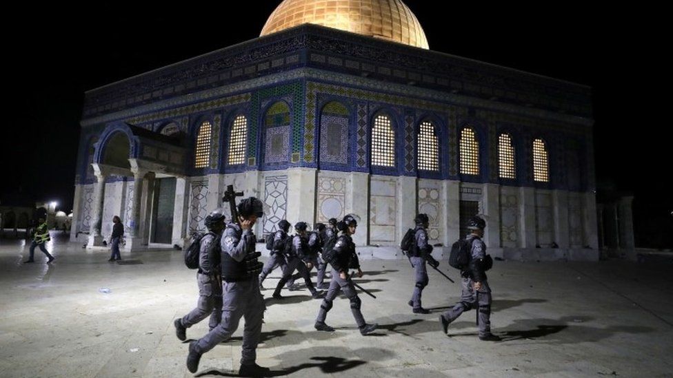 Al Aqsa Mosque Dozens Hurt In Jerusalem Clashes Bbc News