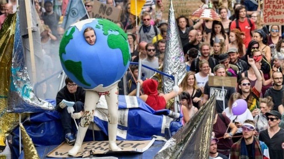 Người biểu tình ở Hamburg biểu tình phản đối quan điểm của Donald Trump về biến đổi khí hậu
