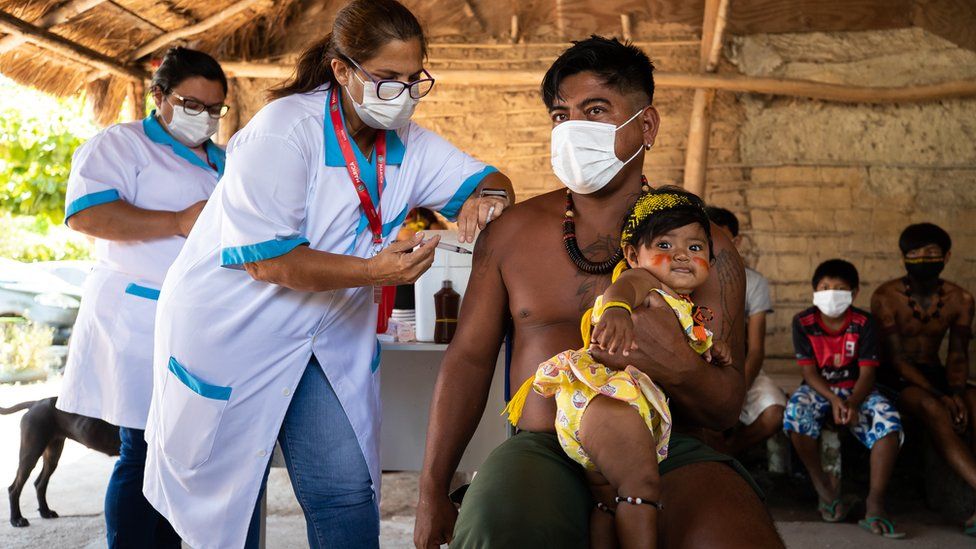 Медсестры в Бразилии делают прививки представителям коренного населения