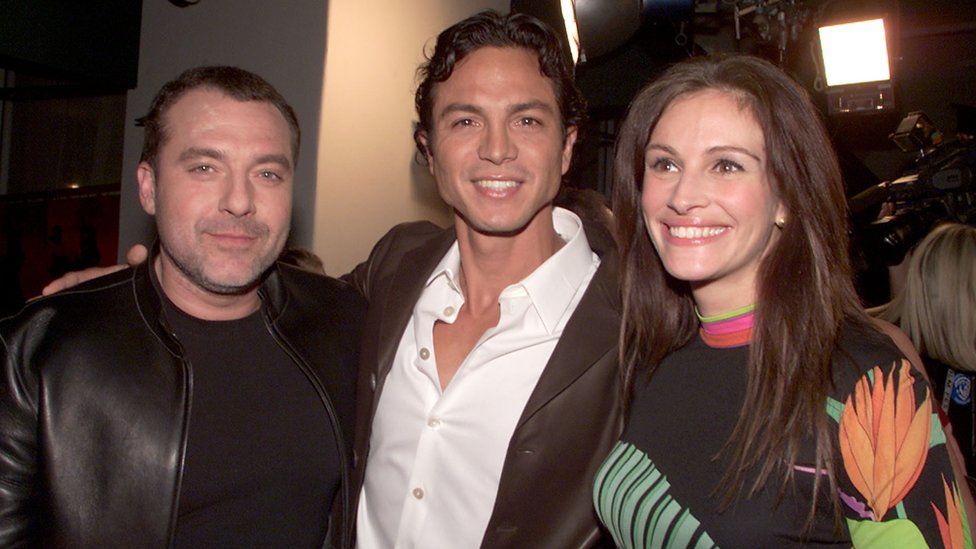 Tom Sizemore, Benjamin Bratt and Julia Roberts at the world premiere of Red Planet in Los Angeles, 2000