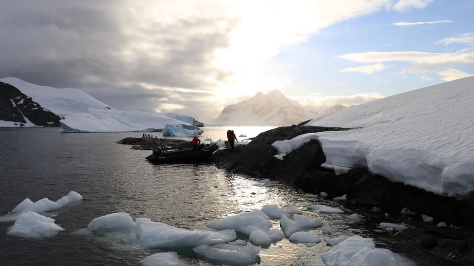 Исследователи сходят на берег в Антарктиде