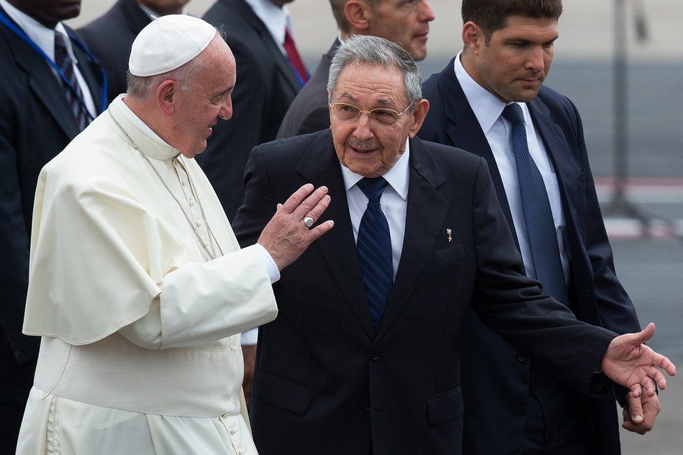 Папа Франциск идет с президентом Кубы Раулем Кастро (справа), когда он прибывает в международный аэропорт Хосе Марти 19 сентября 2015 года в Гаване, Куба.