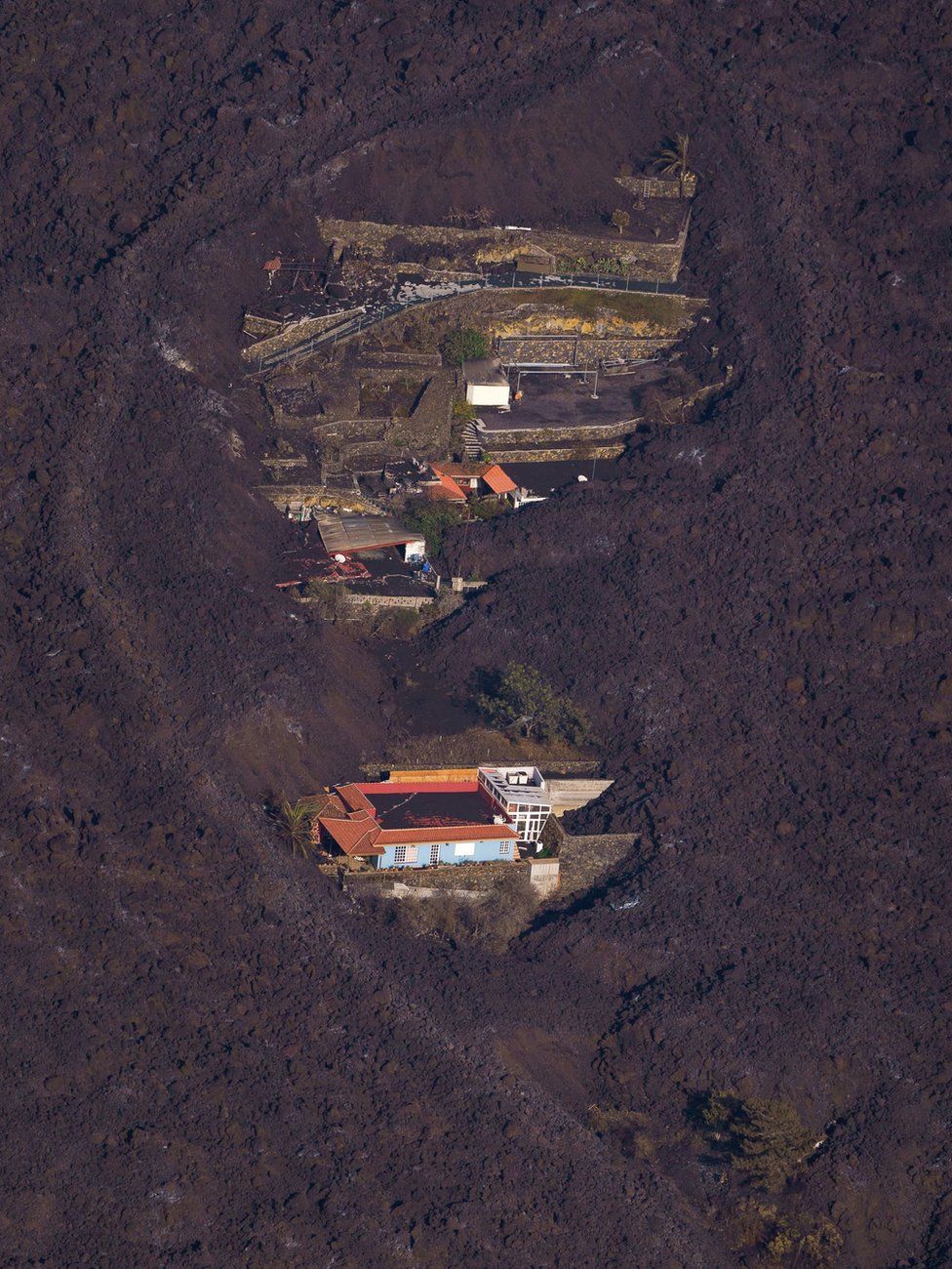 Casas rodeadas de lava en la isla de La Palma