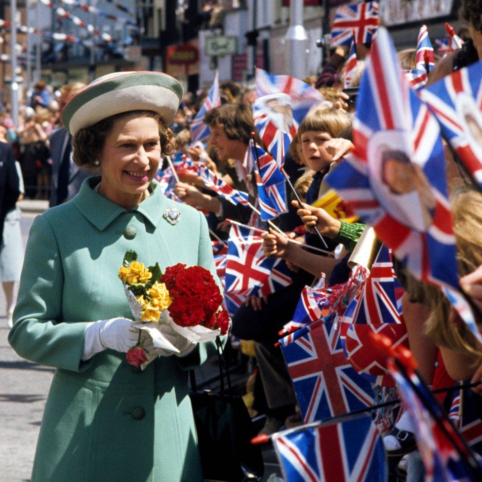 Королева Елизавета II на прогулке в Портсмуте во время своего серебряного юбилейного турне по Великобритании