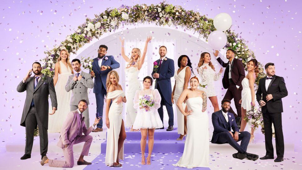 Актерский состав MAFS UK 2023 — это смесь из 16 участников, состоящая из восьми женихов в костюмах и восьми невест в белых платьях. Актеры изображены на фиолетовом фоне с конфетти и цветочной свадебной аркой