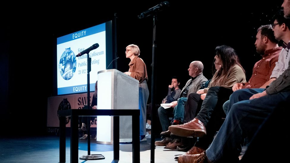 La actriz Maxine Peake en una reunión pública en el local