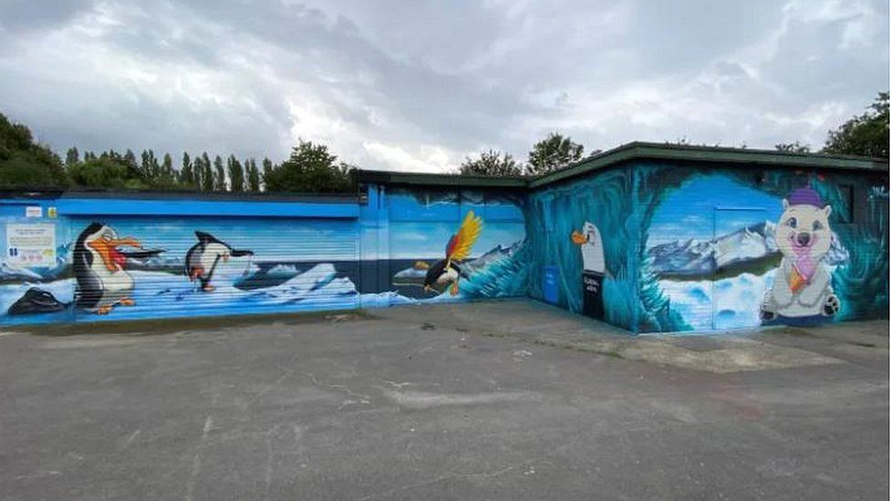 Mural featuring penguins and polar bears