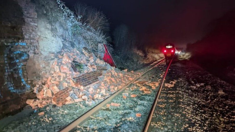 Yarnton rail line wall collapse
