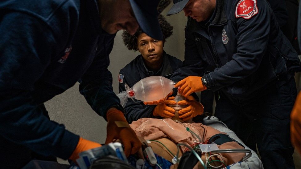 Парамедики пытаются спасти женщину в Сан-Диего после передозировки