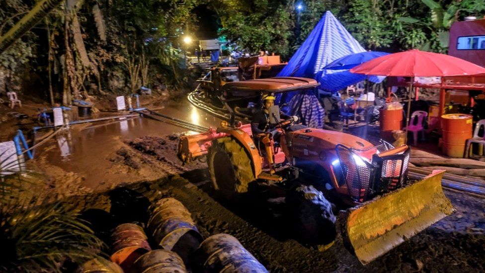 Equipos para drenar el agua de la cueva inundada.