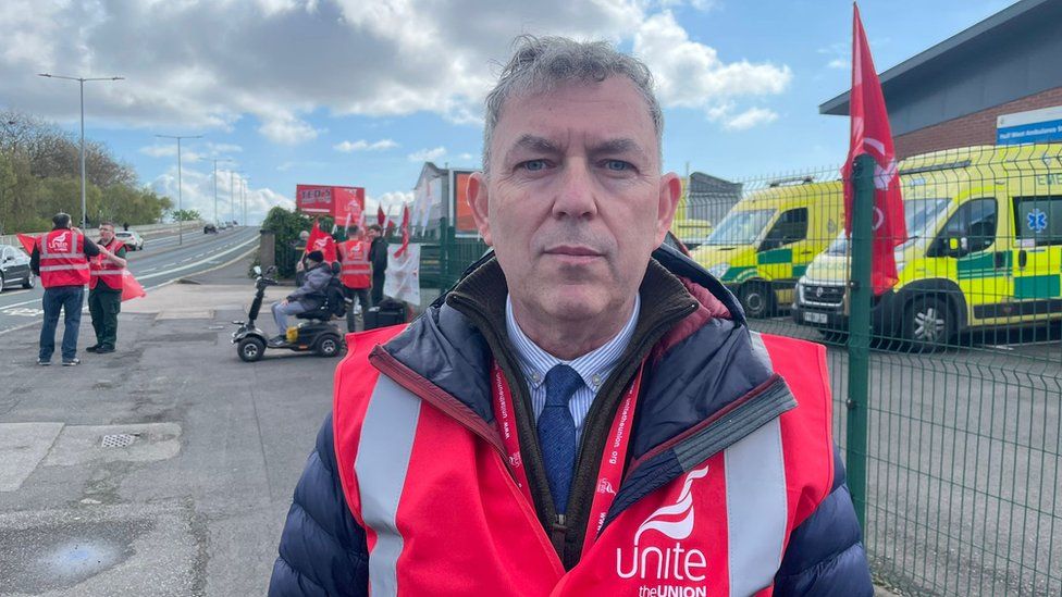 Yorkshire Nurses And Ambulance Staff Return To Picket Line Bbc News