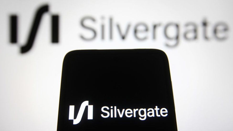 Логотип Silvergate на телефоне