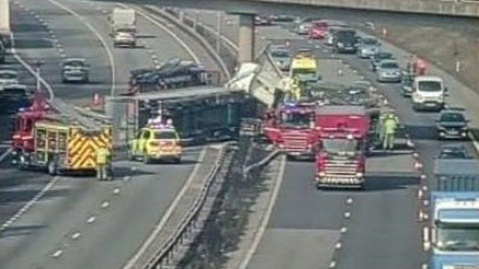 Disruption after lorry crashes on M40 BBC News