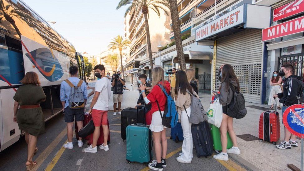 Spanish students boarding bus outside quarantine hotel, 1 Jul 21