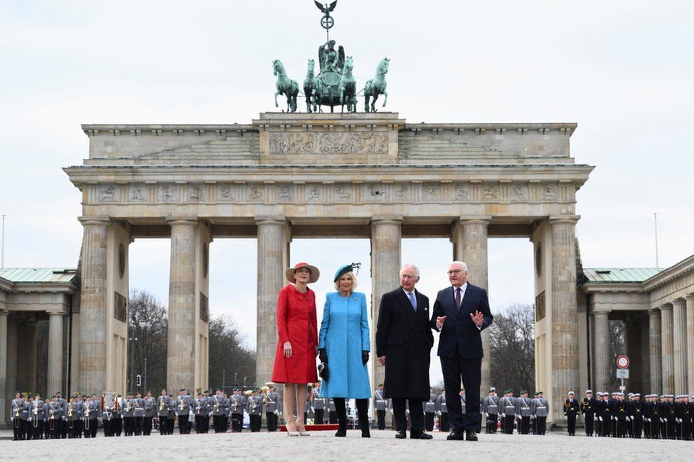 Президент Германии Франк-Вальтер Штайнмайер, его супруга Эльке Бюденбендер и король Великобритании Чарльз и Камилла, королева-консорт, принимают участие в церемонии приветствия с воинскими почестями на площади Парижской площади перед Бранденбургскими воротами в Берлине