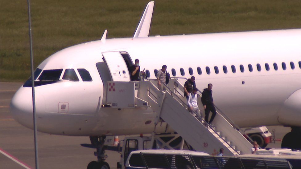 Депортационный рейс из Великобритании приземляется в аэропорту Тираны в Албании
