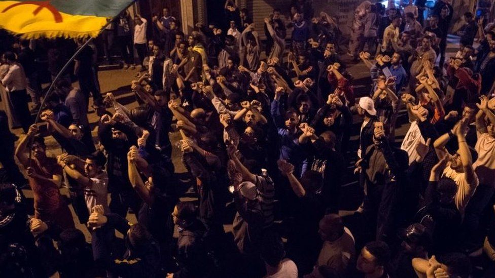 Chanting protesters crowd the streets during a demonstration against corruption, repression and unemployment in the northern city of al-Hoceima (28 May 2017)